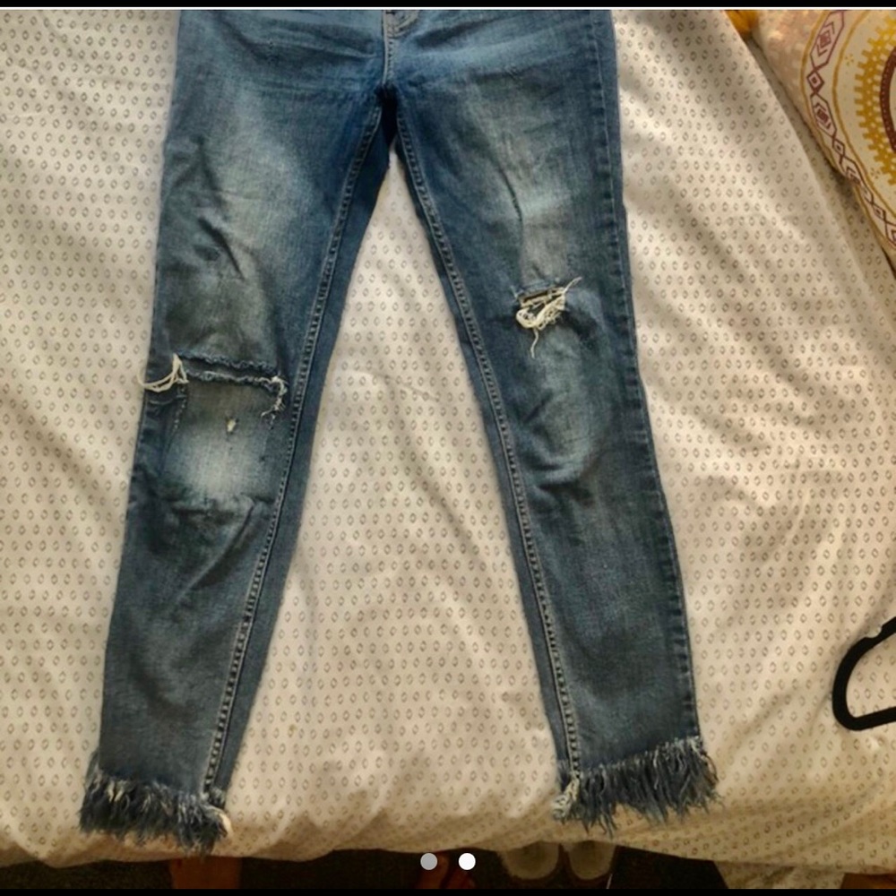 GREAT HEIGHTS FRAYED SKINNY JEAN IN SKY - Picture 3 of 3